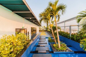 Outdoor pool, pool umbrellas, sun loungers - Treetop Apartment by Sunny Rentals (Pattaya)