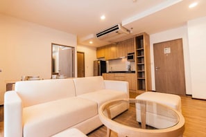 Two Bedroom Apartment | Salle de séjour | Télévision LCD de 32 pouces avec chaînes par câble, télévision