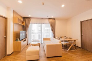 Two Bedroom Apartment | ห้องนั่งเล่น | ทีวีจอแอลซีดี 32 นิ้ว พร้อมช่องเคเบิล, ทีวี