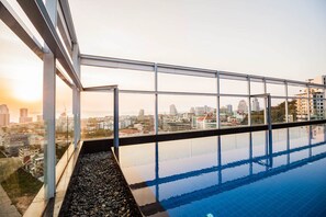 Outdoor pool, pool umbrellas, sun loungers - Treetop Apartment by Sunny Rentals (Pattaya)
