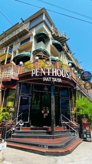 A building with a sign reading 'PENT HOUSE PATTAYA'. - Penthouse Hotel - Adults Only (Pattaya)