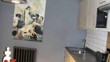 Réfrigérateur, micro-ondes, four, cafetiÚre/bouilloire