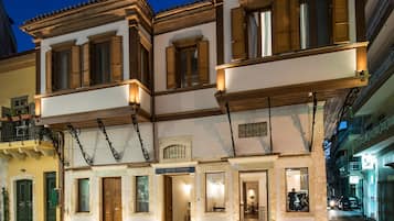 Overnatningsstedets facade – aften/nat