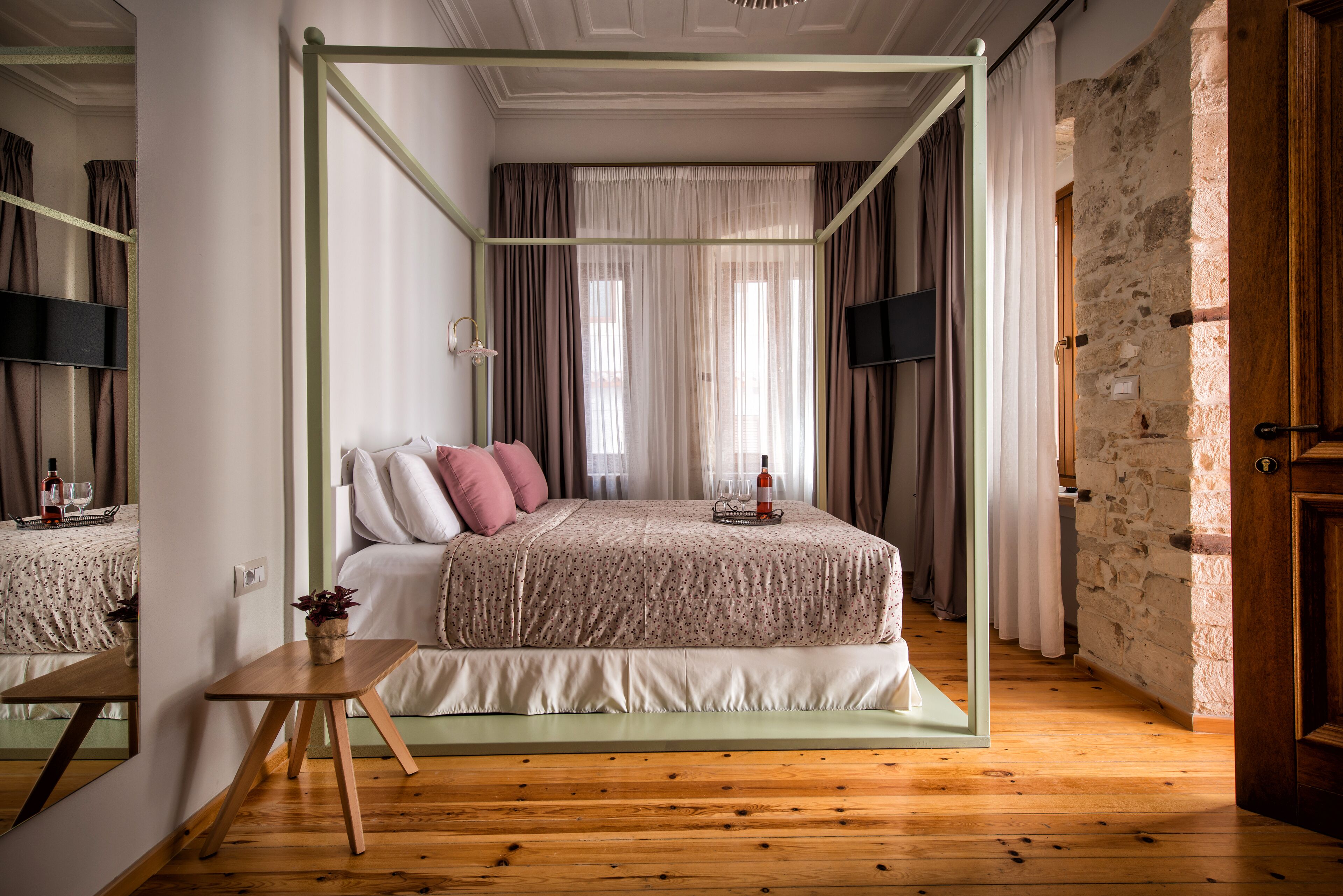 Frette Italian sheets, premium bedding, in-room safe, desk