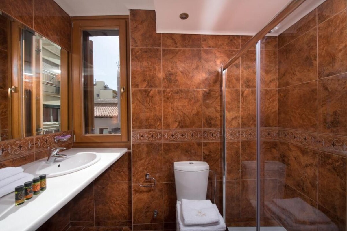 Un baño con ducha, lavamanos e inodoro.