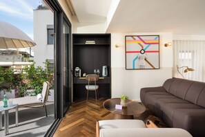 Roof Top Jacuzzi Suite | 고급 침구, 미니바, 객실 내 금고, 책상