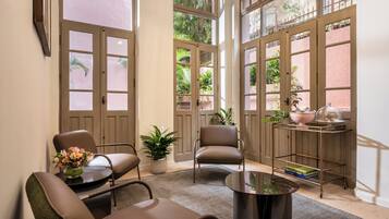 Coin salon dans le hall