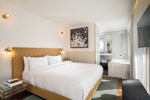 Boulevard Studio | Ylelliset vuodevaatteet, minibaari, tallelokero huoneessa, työpöytä