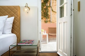 Deluxe-huone, parveke | Ylelliset vuodevaatteet, minibaari, tallelokero huoneessa, työpöytä