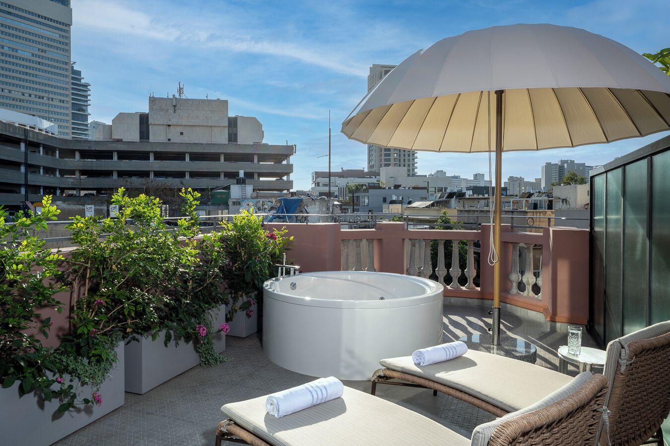 Boutique Rooftop Jacuzzi | 발코니 전망