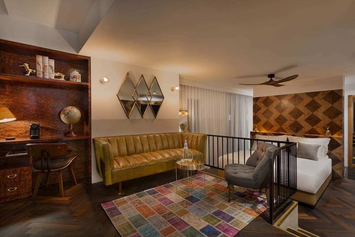 Roof Top Jacuzzi Suite | Área de sala de estar | Televisión de pantalla plana de 49 pulgadas con canales vía satélite