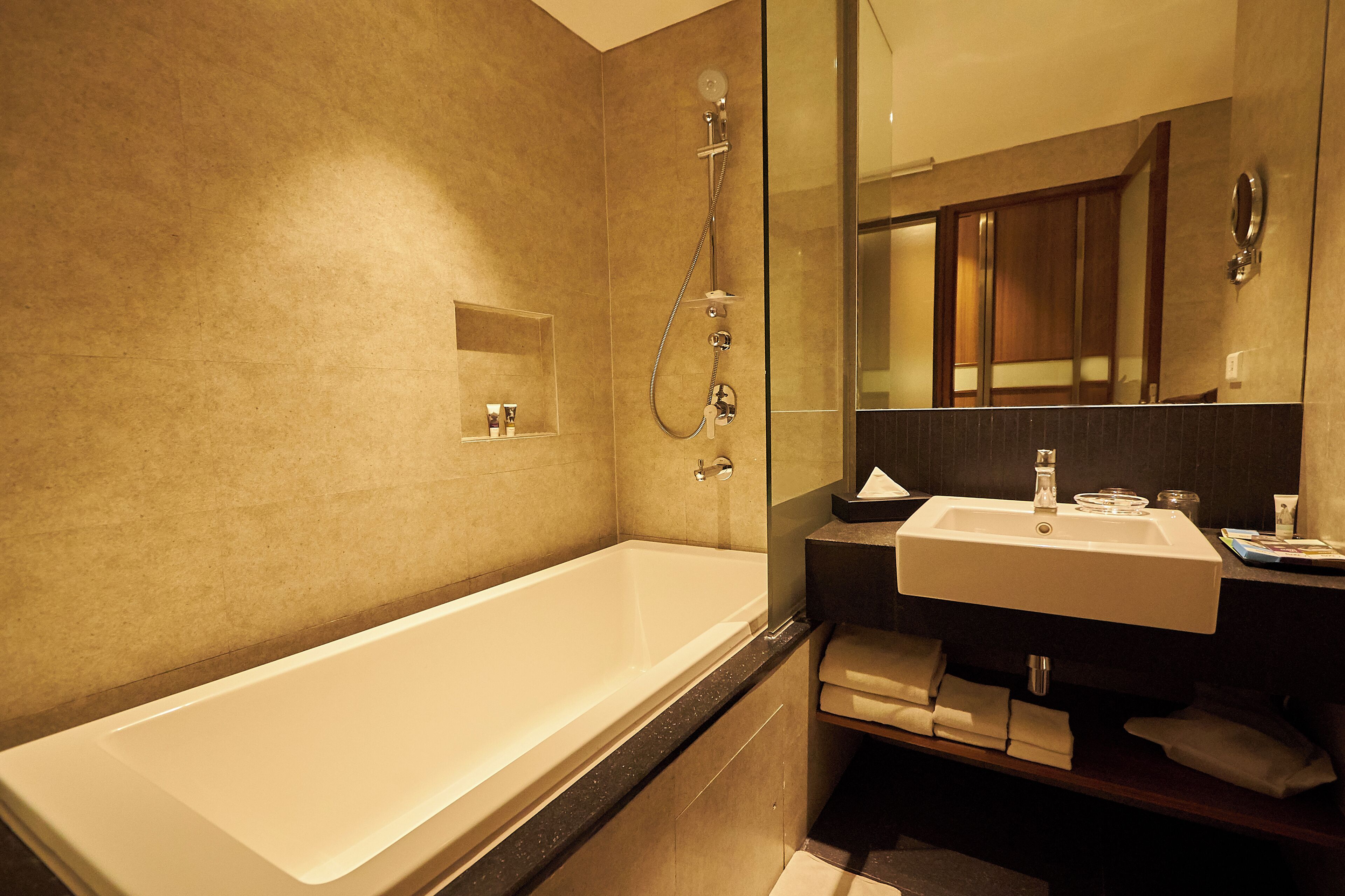 Un baño moderno con bañera, ducha y lavabo.