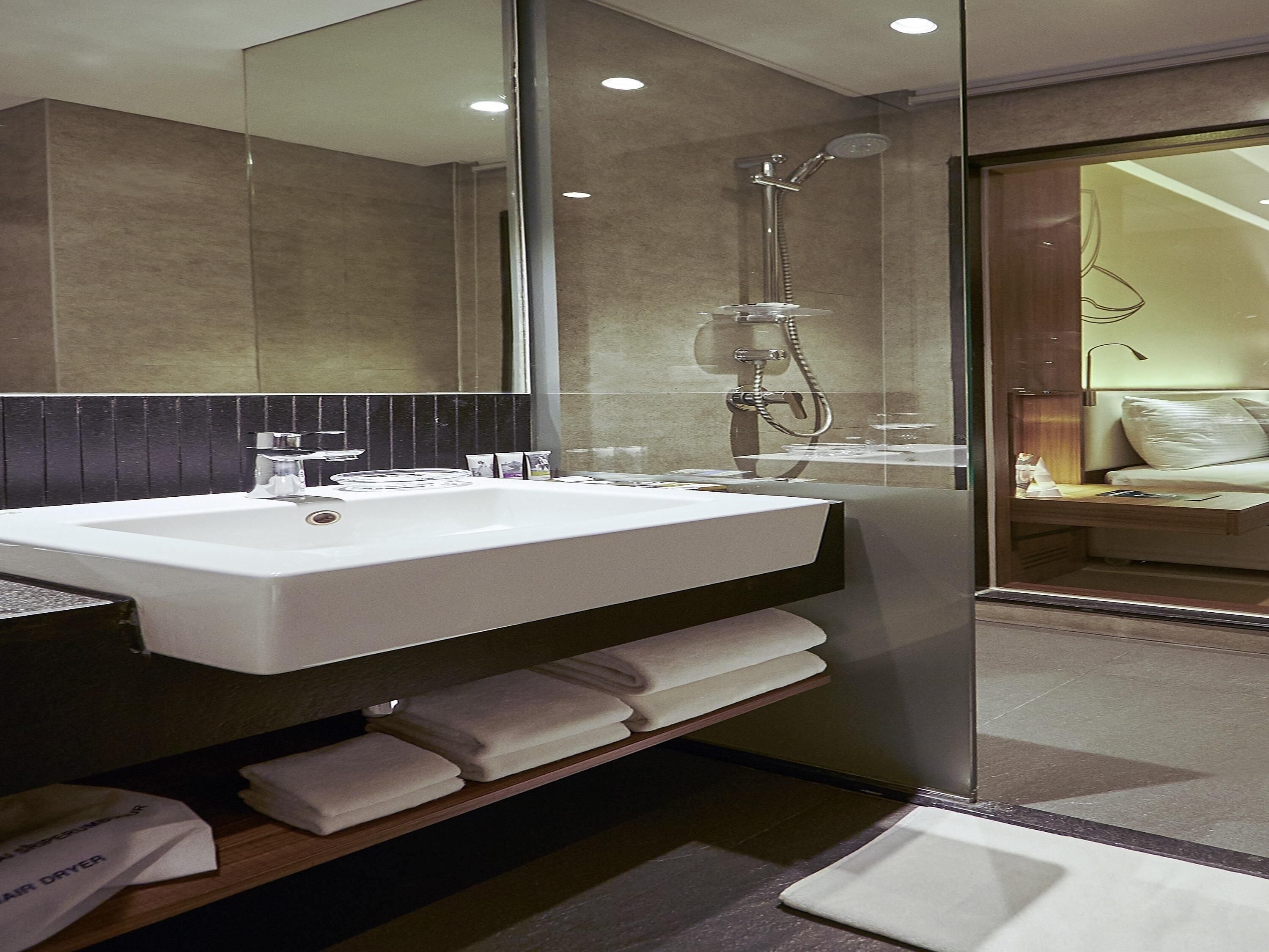 executive suite, 1 double bed | premium bedding, memory-foam beds, minibar, in-room safe