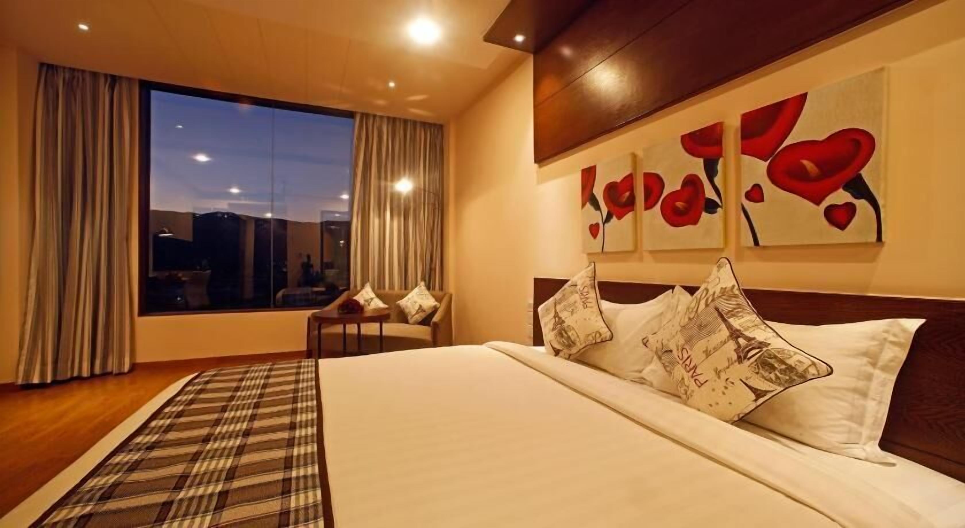 Hochwertige Bettwaren, Minibar, Zimmersafe, Schreibtisch