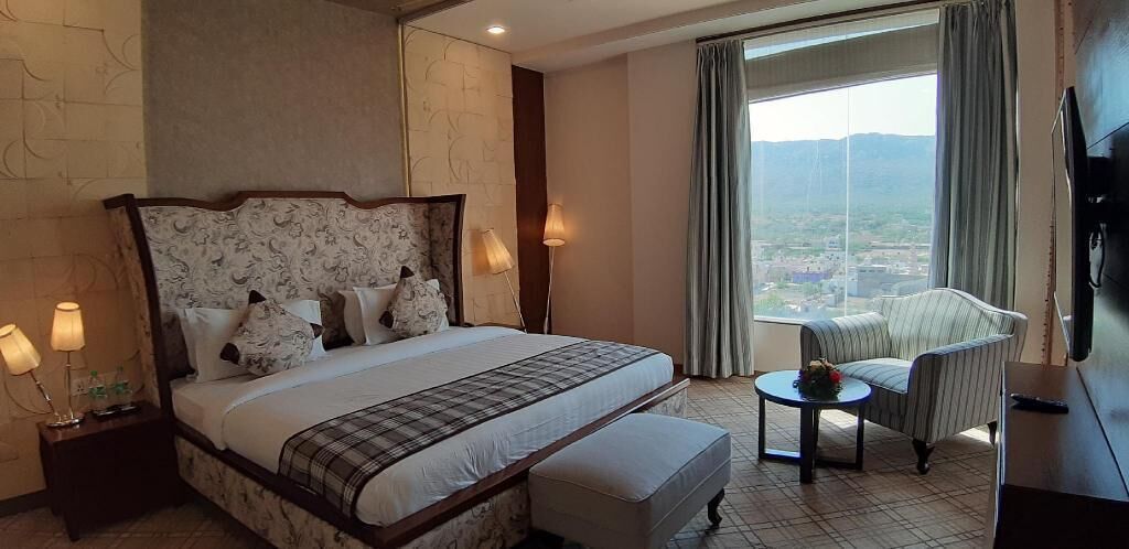 Hochwertige Bettwaren, Minibar, Zimmersafe, Schreibtisch