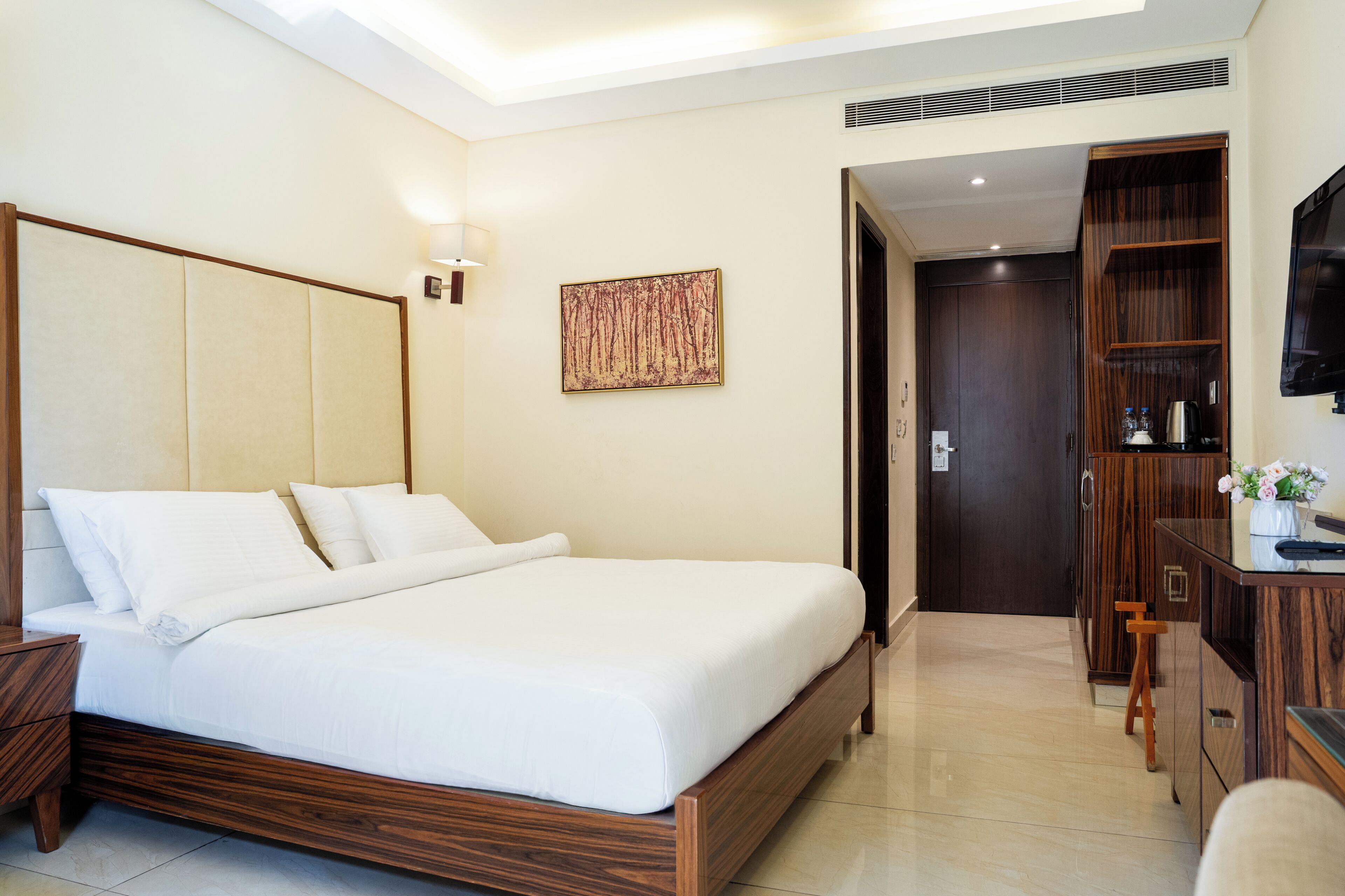 Classic Room, 1 Double Bed | Minibar, in-room safe, desk, iron/ironing board (on request)