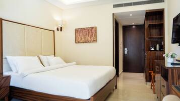 Classic Room, 1 Double Bed | Minibar, in-room safe, desk, iron/ironing board (on request)