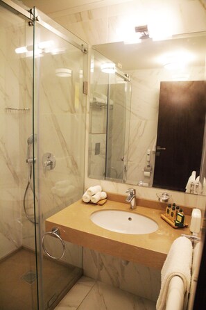 Shower, free toiletries, bathrobes, slippers - Grand Concerto Hotel (Beirut)