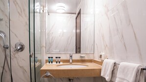 Familieværelse - 2 soveværelser - ikke-ryger | Badeværelse | Bruser, gratis toiletartikler, badekåber, hjemmesko