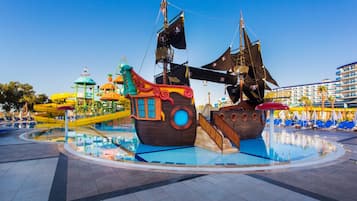 Piscina interna, 2 piscinas externas, guarda-sóis, espreguiçadeiras