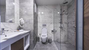 Een douche, gratis toiletartikelen, een haardroger, pantoffels