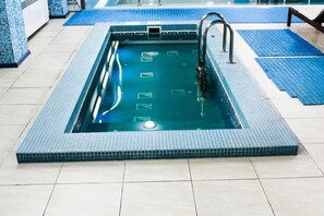Indoor pool, pool loungers