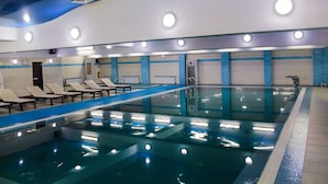 Kolam renang indoor, dengan kursi berjemur