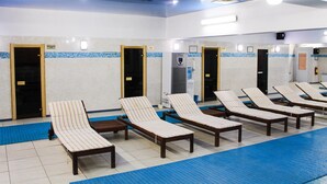 Kolam renang indoor, dengan kursi berjemur
