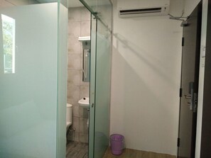Super Single Room | Bathroom | Shower, free toiletries, hair dryer, towels