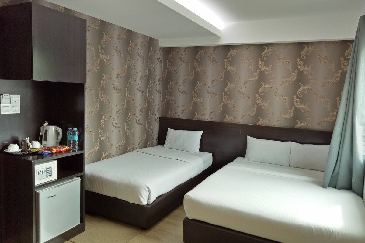 Family Room - 1 Queen & 1 Super Single | Iron/ironing board, free WiFi