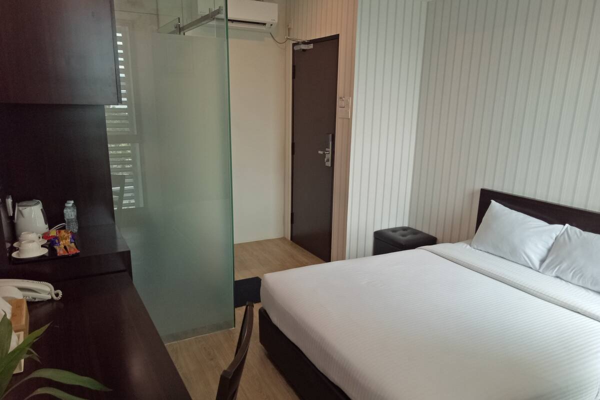 Deluxe Queen Room | Iron/ironing board, free WiFi