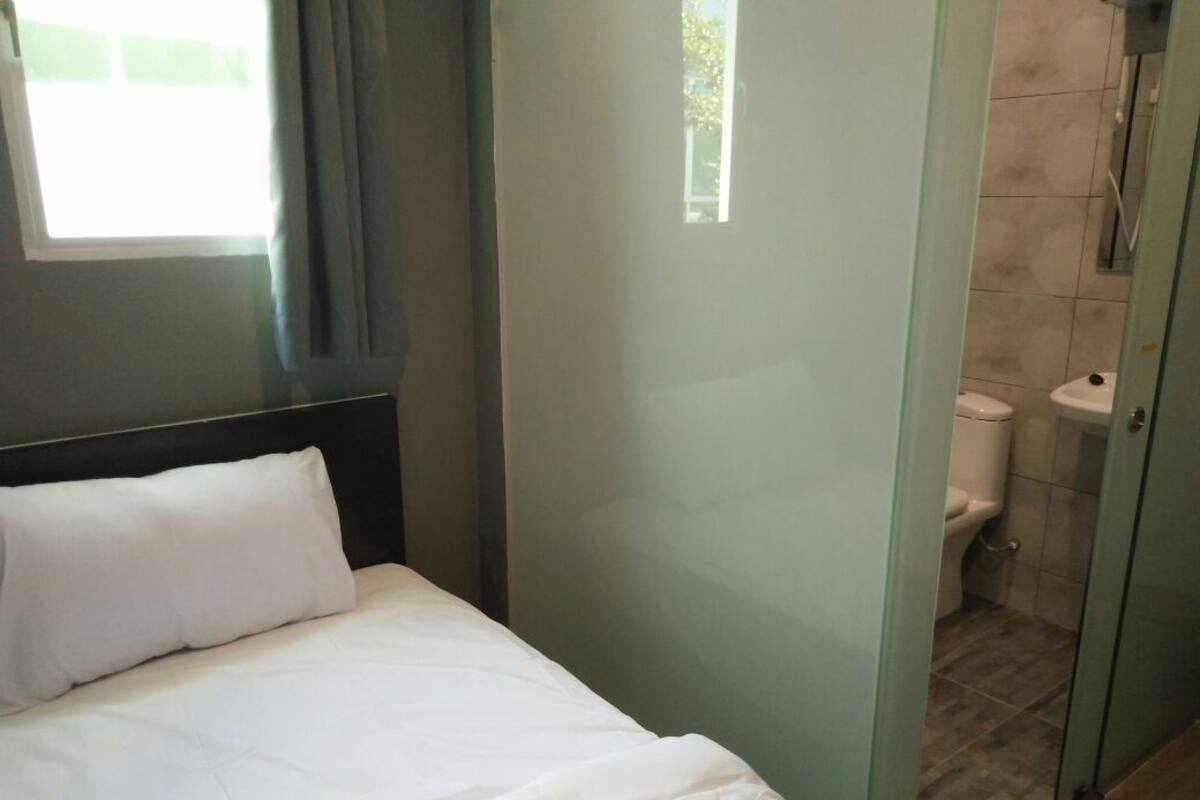 Super Single Room | Iron/ironing board, free WiFi