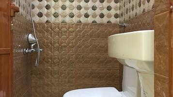 Shower, free toiletries, towels