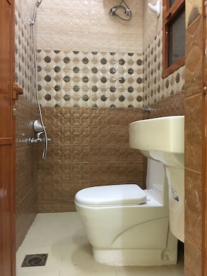 Ducha, artículos de tocador gratuitos, toallas