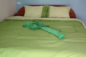 Family Villa | Desk, blackout drapes, free WiFi