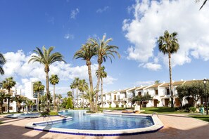 2 piscines extérieures