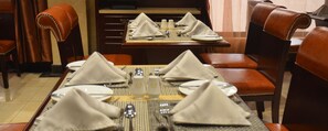 Déjeuner, dîner et souper servis sur place