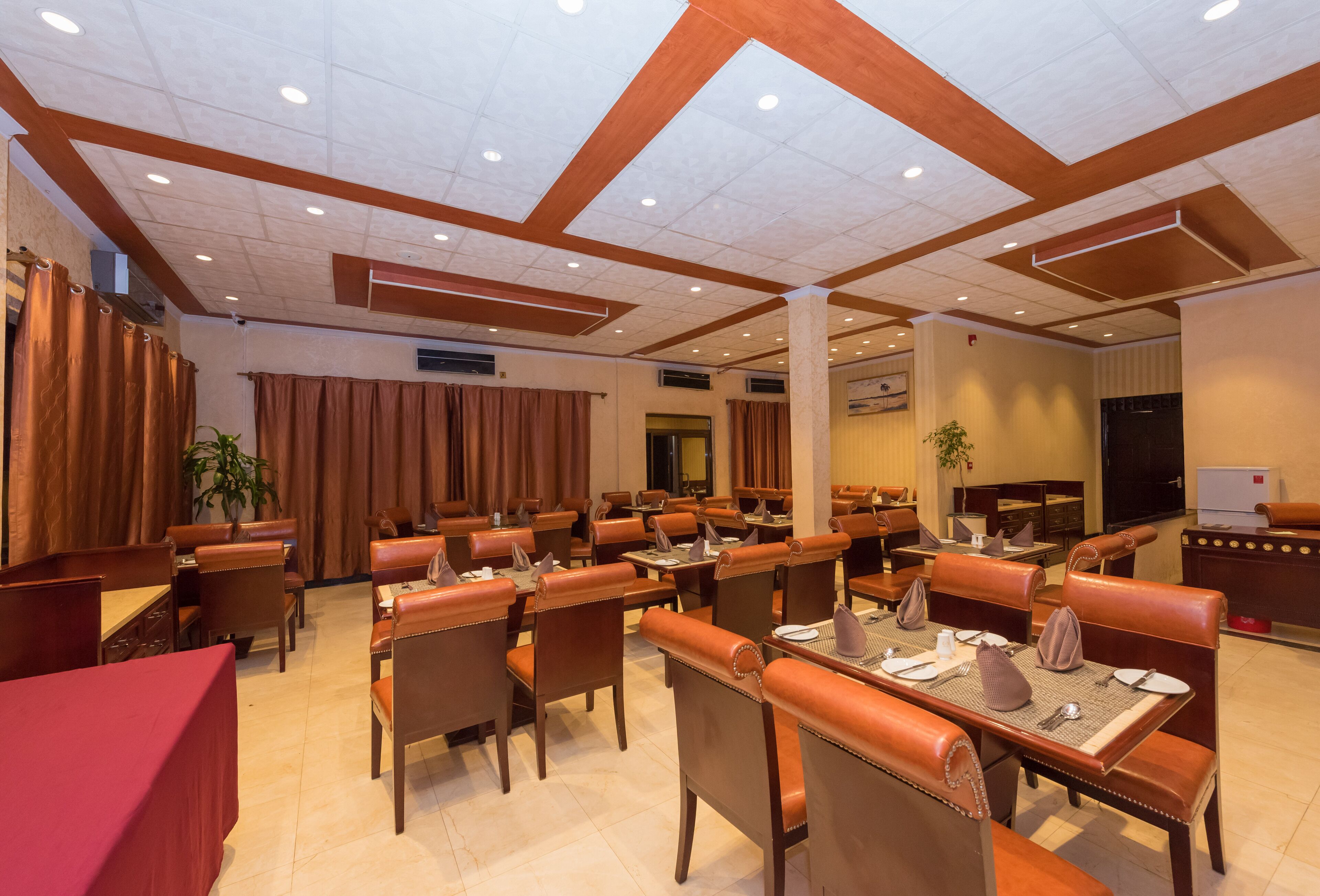 供應早餐、午餐、晚餐；本地及多國菜