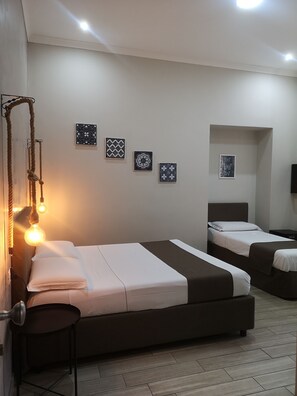 Standard Triple Room | Minibar, in-room safe, desk, blackout drapes - Napoli City Rooms (Naples)