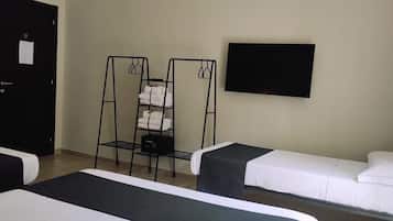 Classic-værelse til 4 personer | Minibar, pengeskab på værelset, skrivebord, mørklægningsgardiner