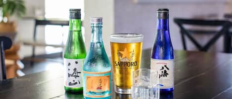 Une table avec différentes bouteilles et un verre de bière.