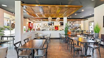 2 bars/lounges