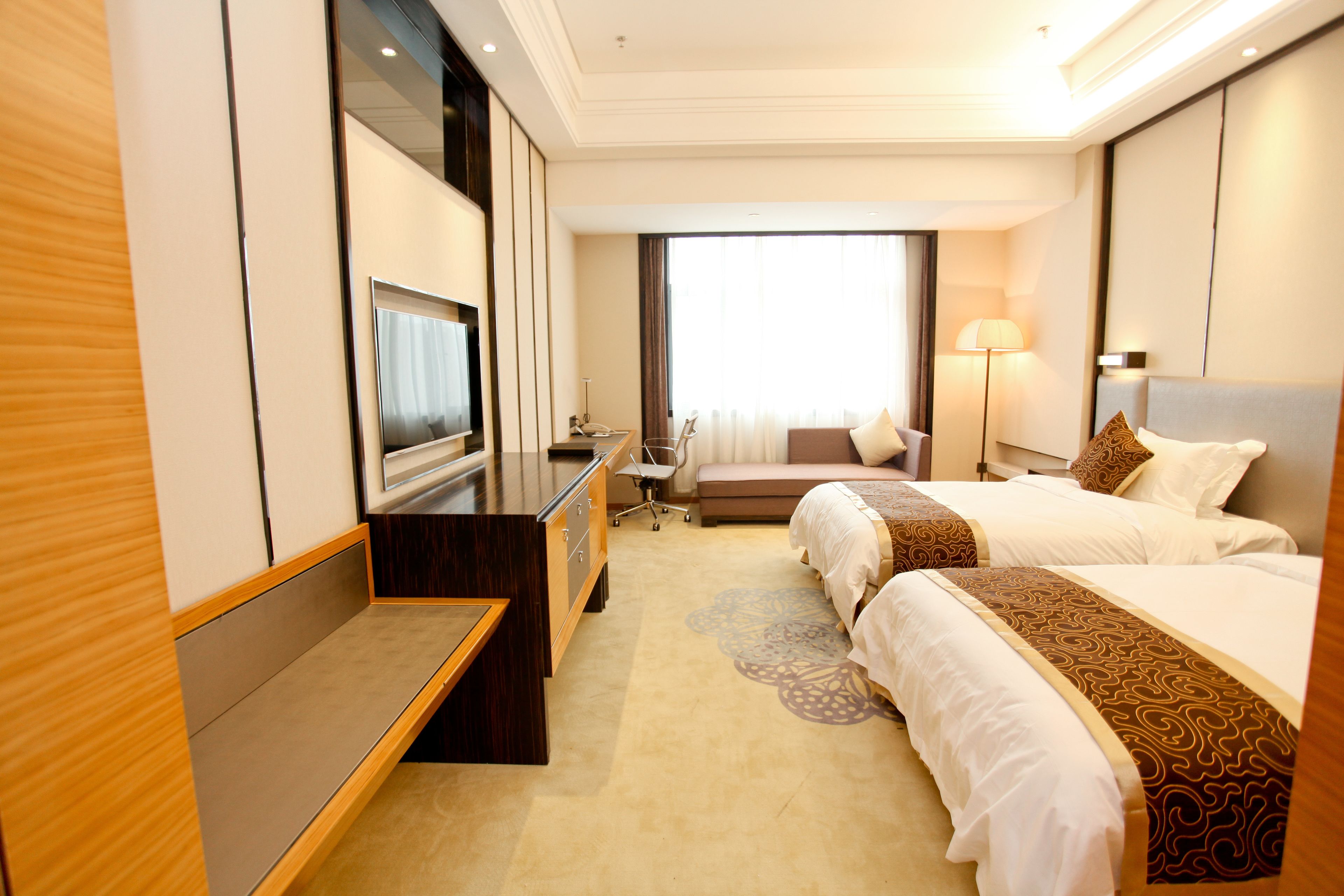 ميني بار ومكتب وستائر تعتيم وأسرّة قابلة للطي