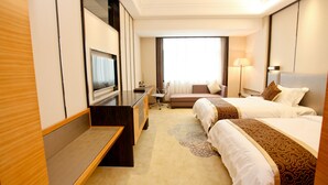 A hotel room with two beds, a desk, a chair, a TV, and a large window. - Lamtin Longwin Hotel Wuhan (Wuhan)