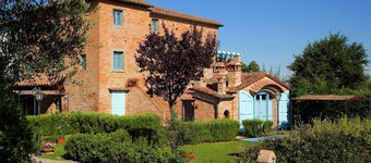 Villa, jossa on tilava puutarha ja oma uima-allas, grilli ja pizzauuni lähellä Cortonaa