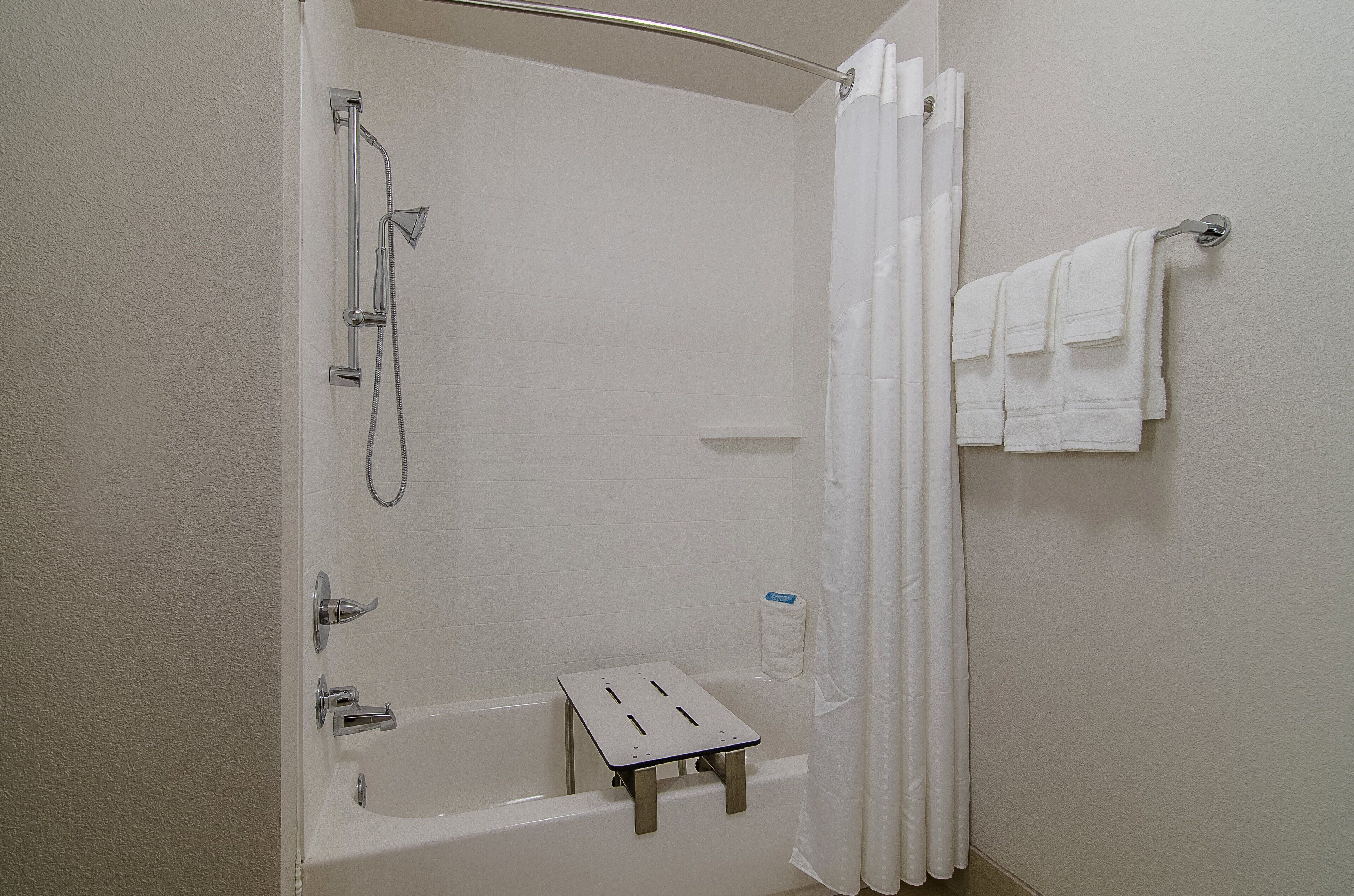 combined shower/bathtub, hair dryer, towels