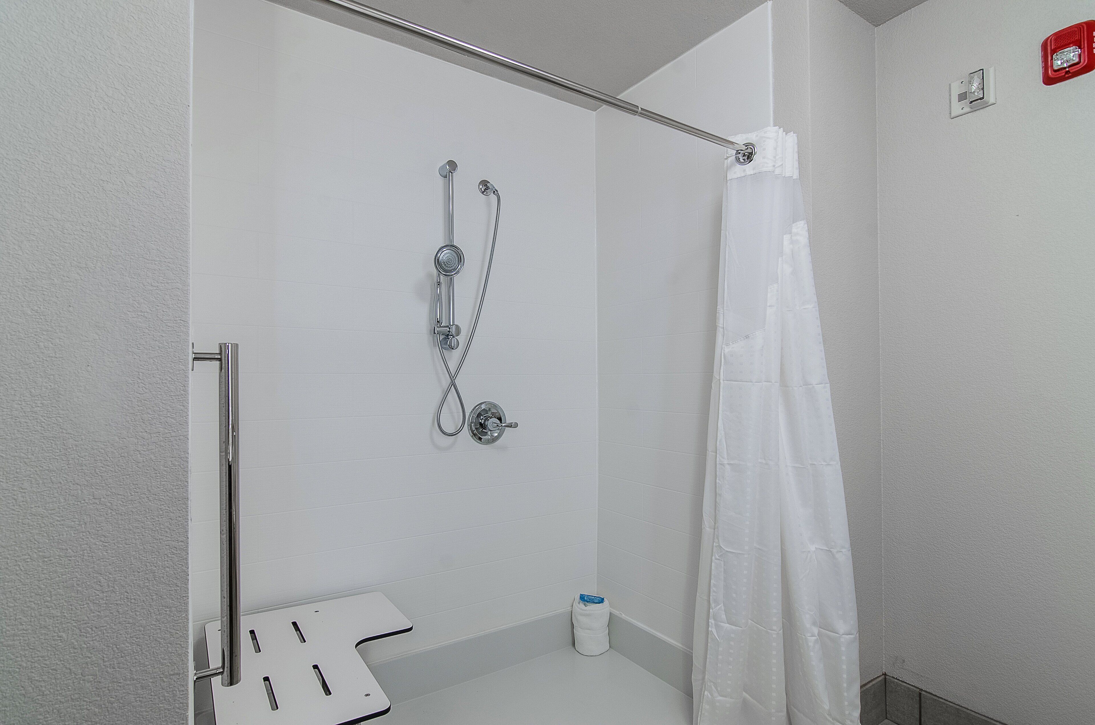 standard room, 1 king bed, roll-in shower (mobility) | bathroom | combined shower/bathtub, hair dryer, towels