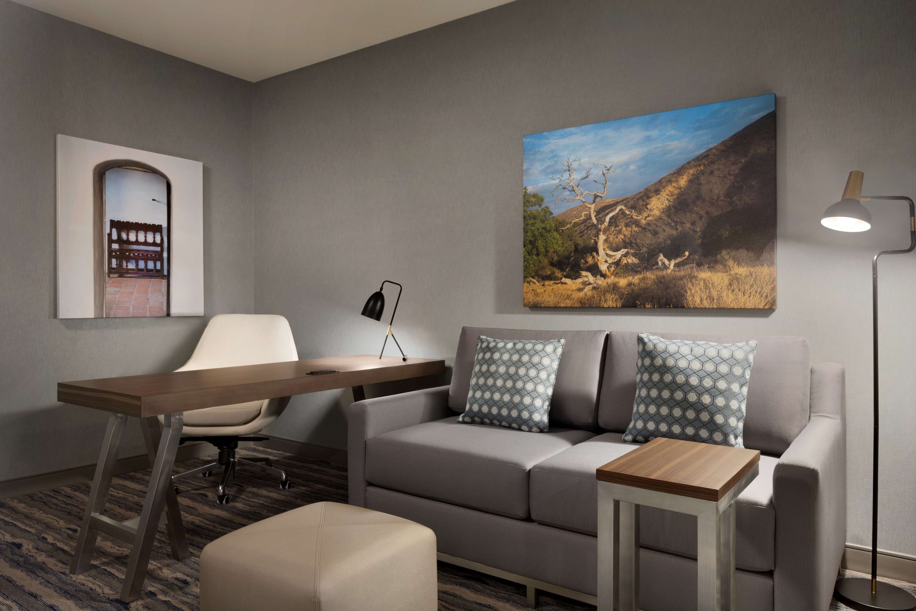 Ropa de cama hipoalergénica, caja fuerte, escritorio