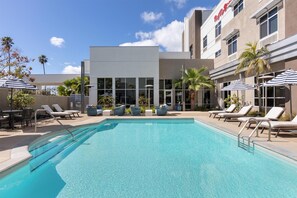 حمّا م سباحة خارجي، مفتوح من 10 صباحاً إلى 8:00 مساءً، كبائن مجانية