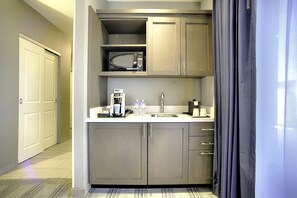 غرفة - سرير ملكي - بشرفة - منظر للجبل | مطبخ خاص | ثلاجة، ميكروويف، ماكينة لصنع القهوة/الشاي